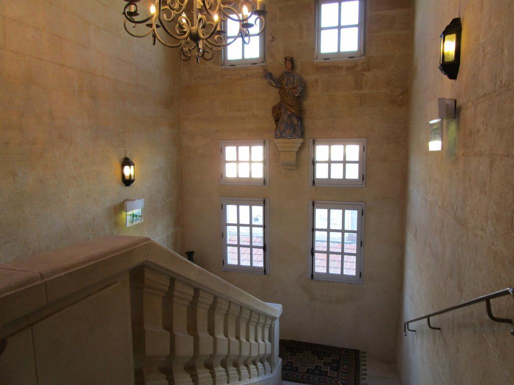 La Villa Mazarin Aigues-Mortes Luaran gambar Staircase