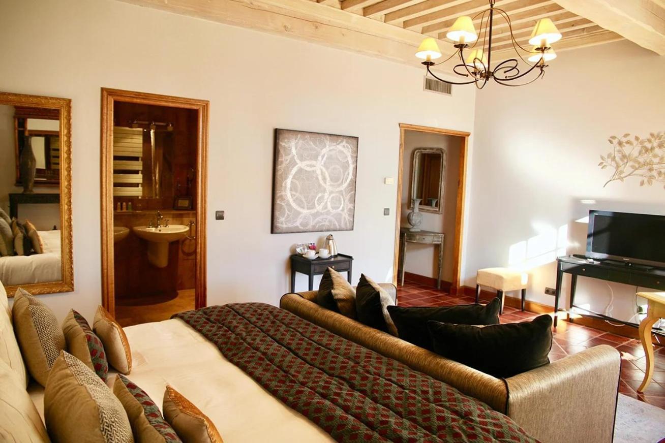 La Villa Mazarin Aigues-Mortes Luaran gambar A suite at the hotel