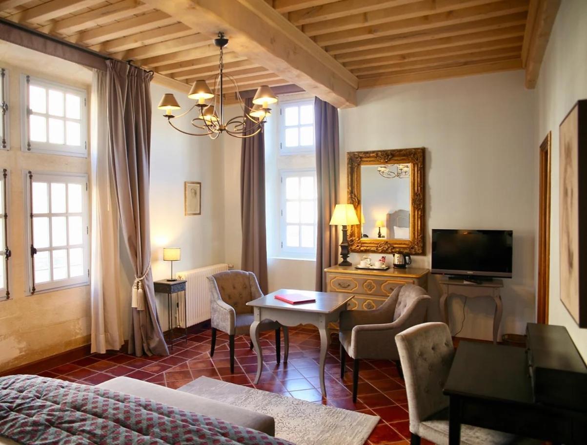 La Villa Mazarin Aigues-Mortes Luaran gambar A room at the hotel