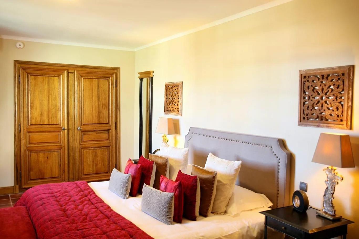 La Villa Mazarin Aigues-Mortes Luaran gambar A bedroom at the hotel