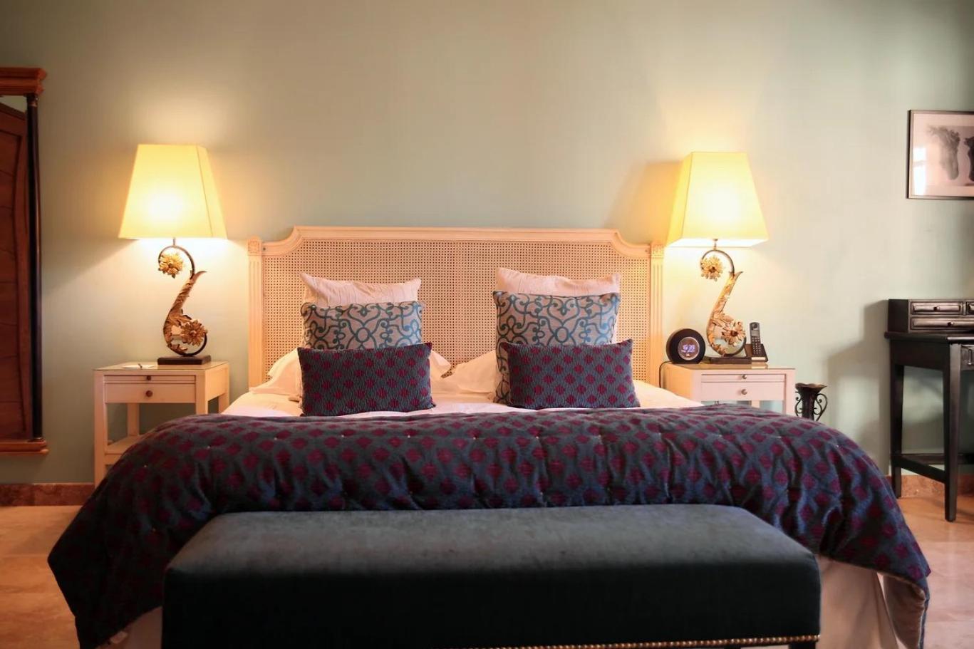 La Villa Mazarin Aigues-Mortes Luaran gambar A bedroom at the hotel