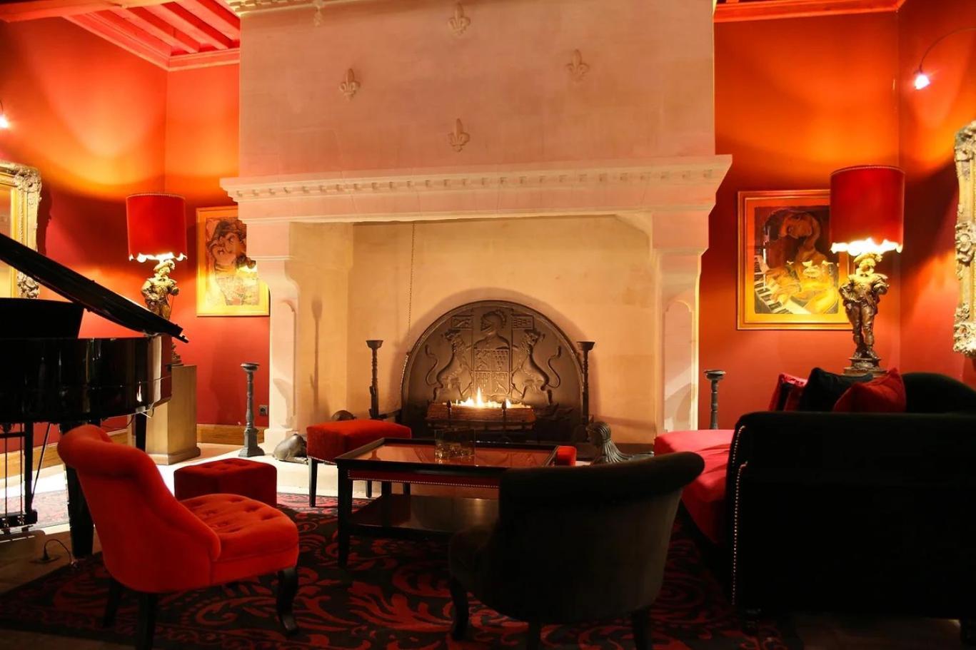 La Villa Mazarin Aigues-Mortes Luaran gambar The fireplace in the lobby