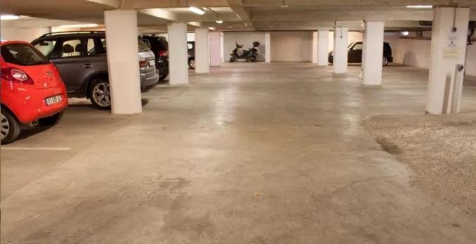 La Villa Mazarin Aigues-Mortes Luaran gambar The car park at the station