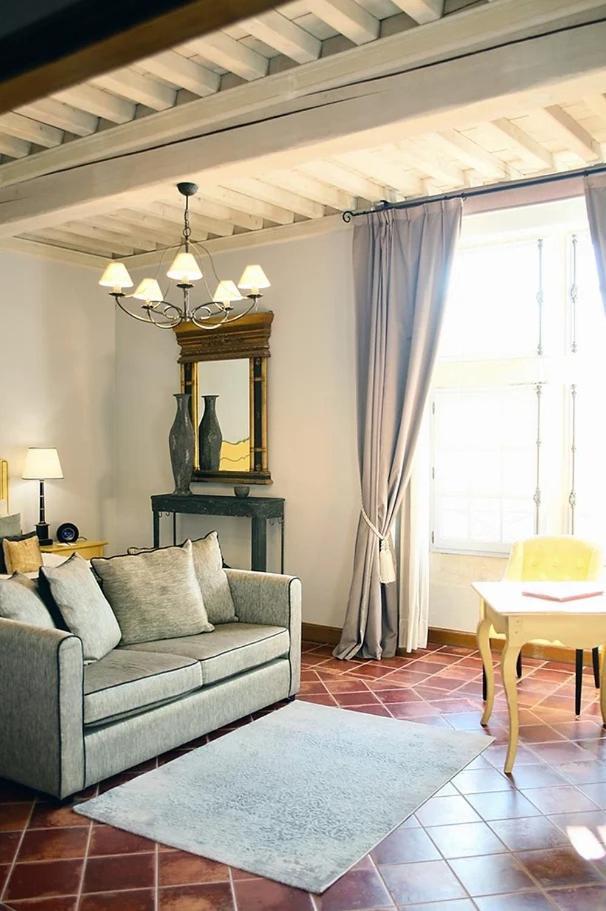 La Villa Mazarin Aigues-Mortes Luaran gambar A suite at the Hotel de Crillon