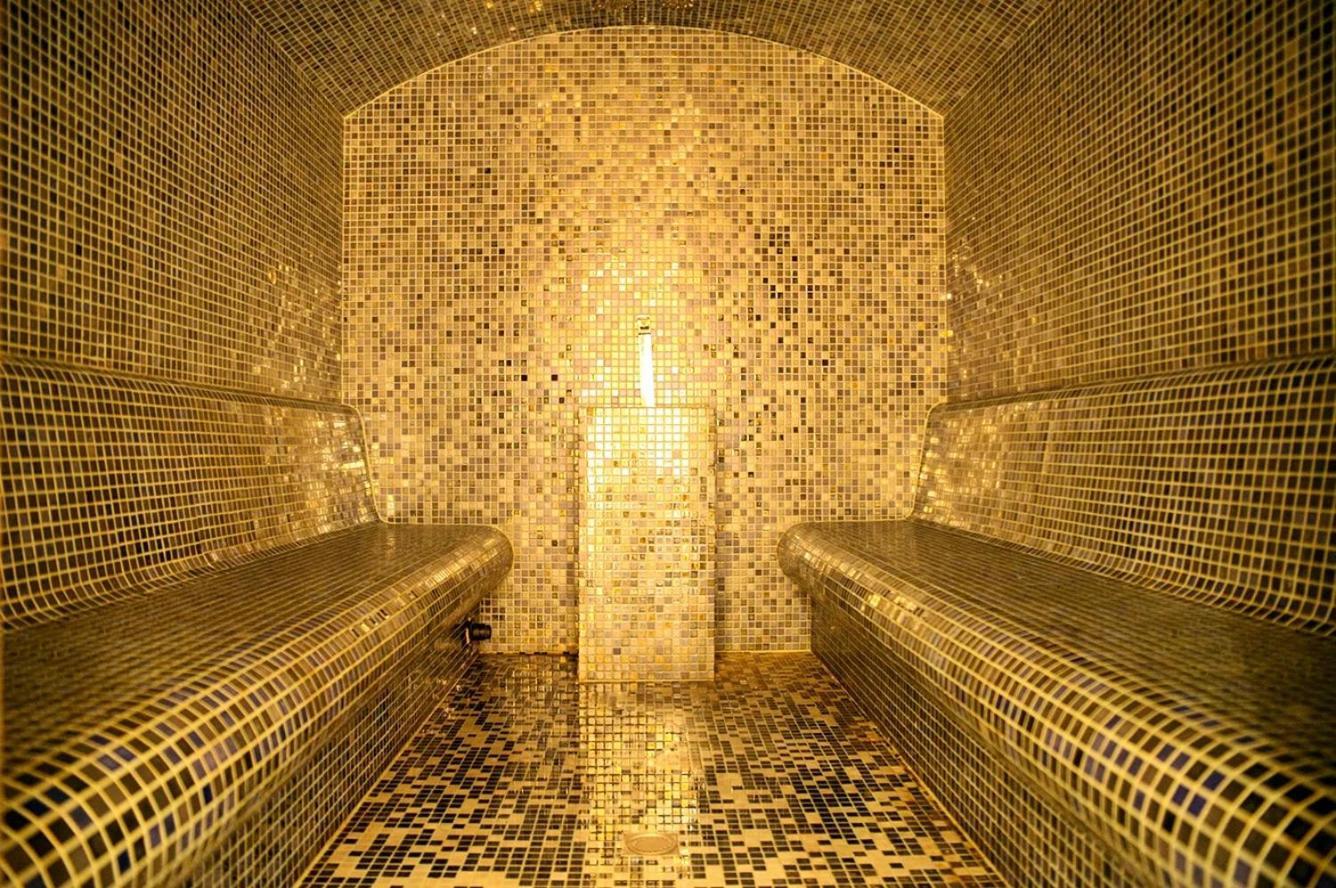 La Villa Mazarin Aigues-Mortes Luaran gambar A Turkish bath