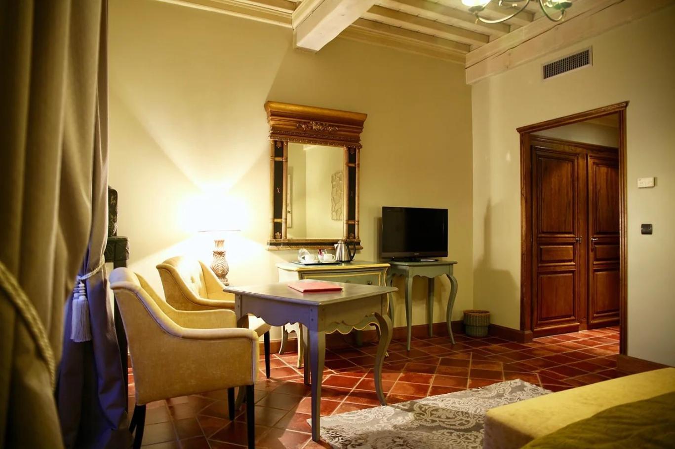 La Villa Mazarin Aigues-Mortes Luaran gambar A room at the hotel