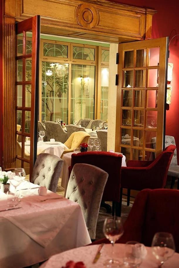 La Villa Mazarin Aigues-Mortes Luaran gambar Restaurant "Le Celler"