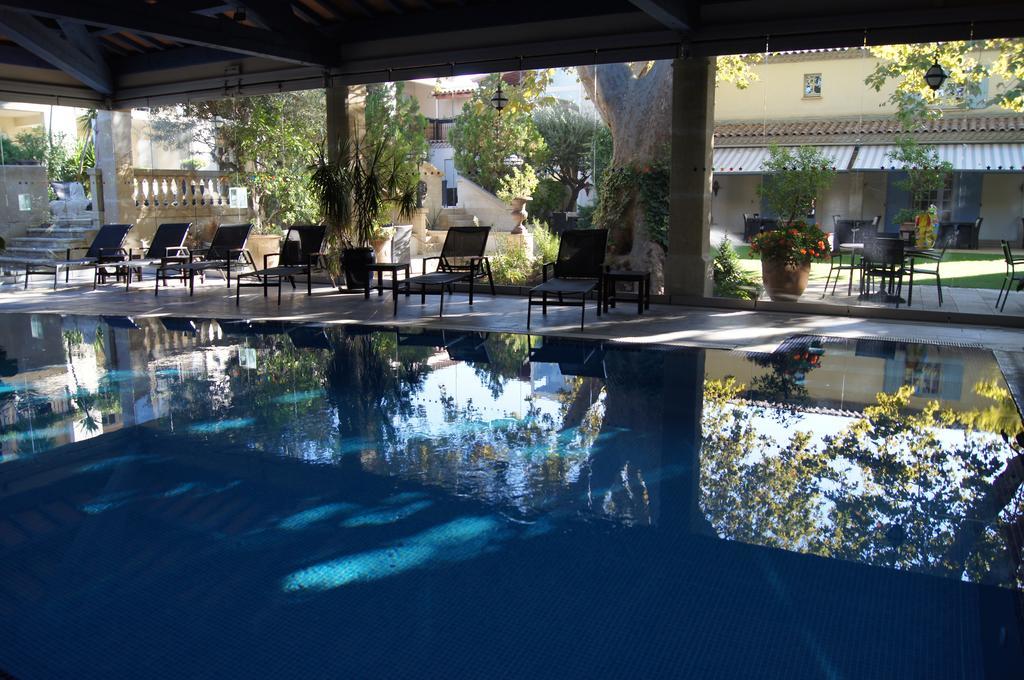 La Villa Mazarin Aigues-Mortes Luaran gambar The pool at the Hotel Indigo