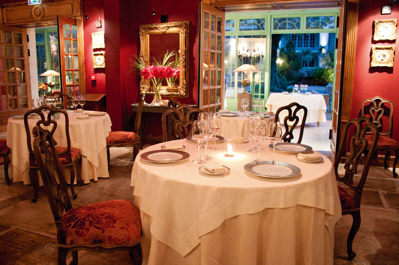 La Villa Mazarin Aigues-Mortes Restoran gambar Restaurant interior