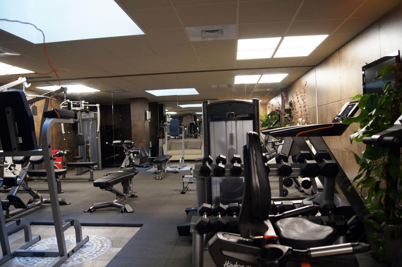 La Villa Mazarin Aigues-Mortes Luaran gambar The gym at the hotel