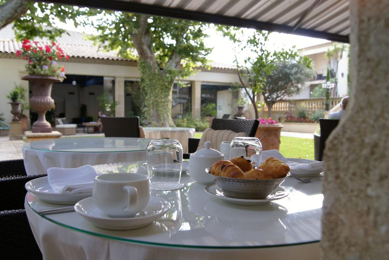 La Villa Mazarin Aigues-Mortes Luaran gambar Breakfast at the hotel