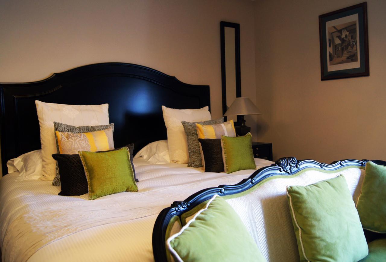 La Villa Mazarin Aigues-Mortes Luaran gambar A bedroom at the hotel