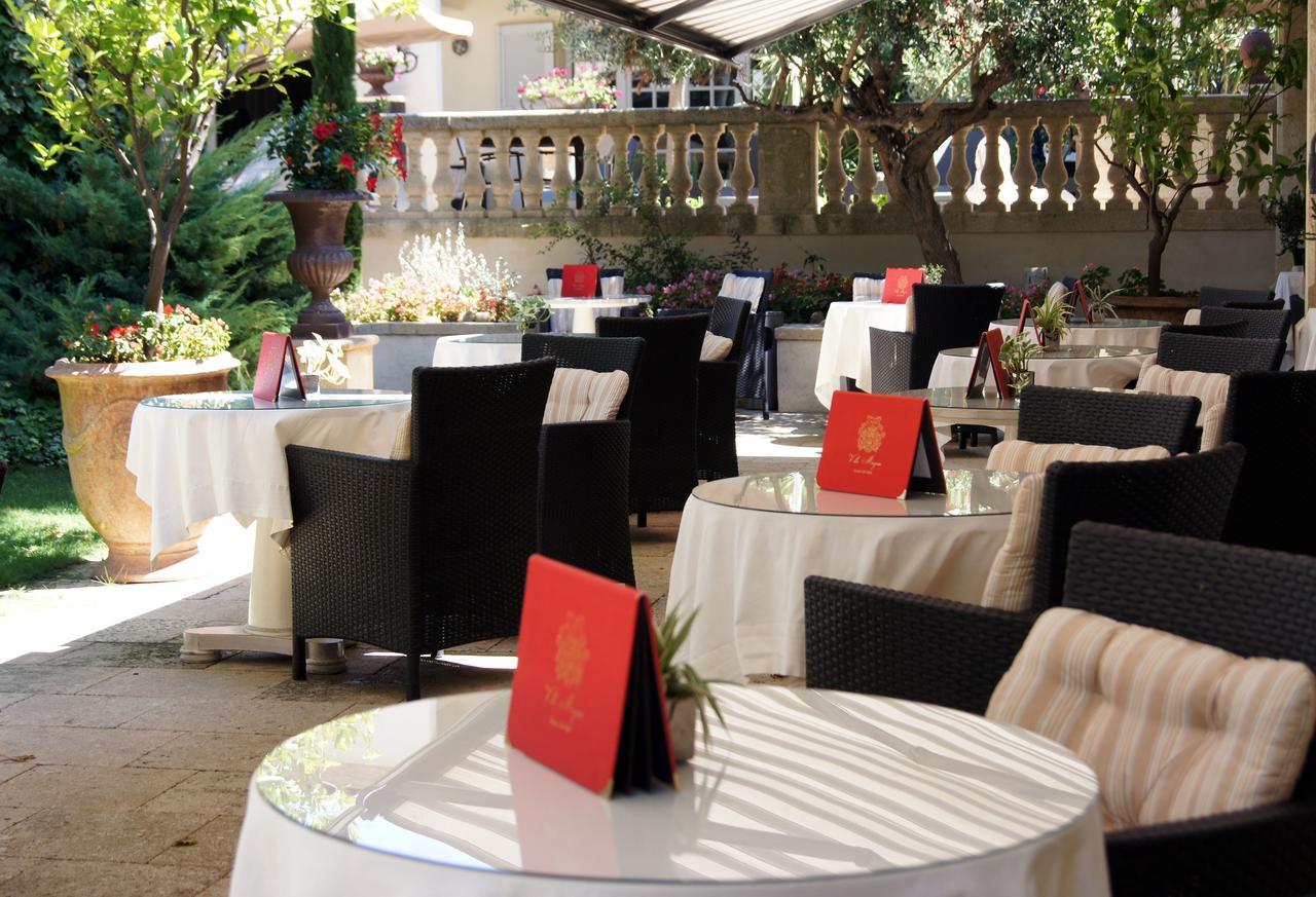 La Villa Mazarin Aigues-Mortes Luaran gambar The restaurant's outdoor patio