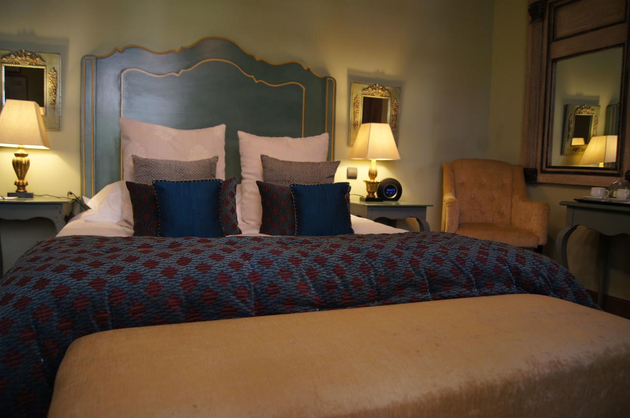 La Villa Mazarin Aigues-Mortes Luaran gambar A bedroom at the hotel