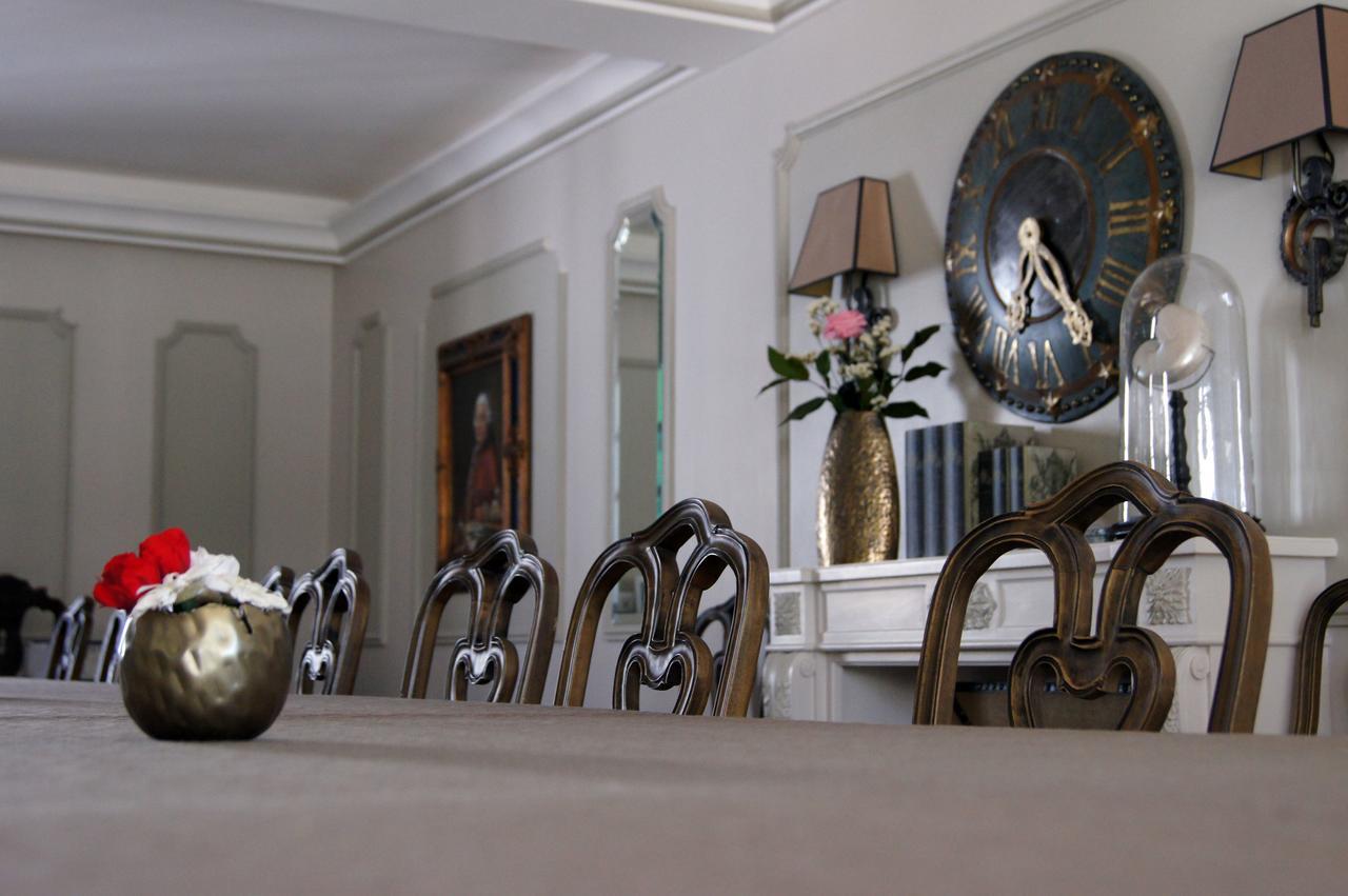 La Villa Mazarin Aigues-Mortes Luaran gambar Dining room
