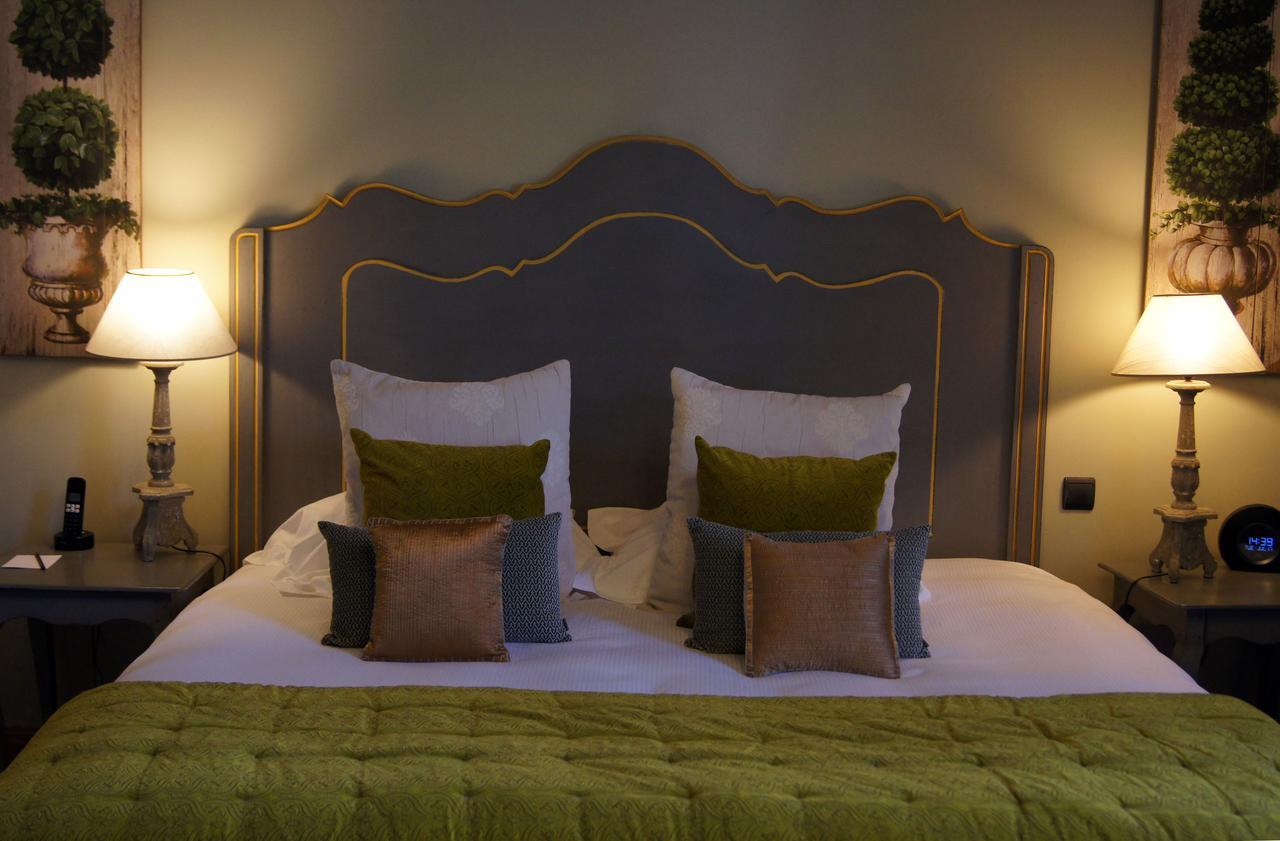 La Villa Mazarin Aigues-Mortes Luaran gambar A bed with a headboard