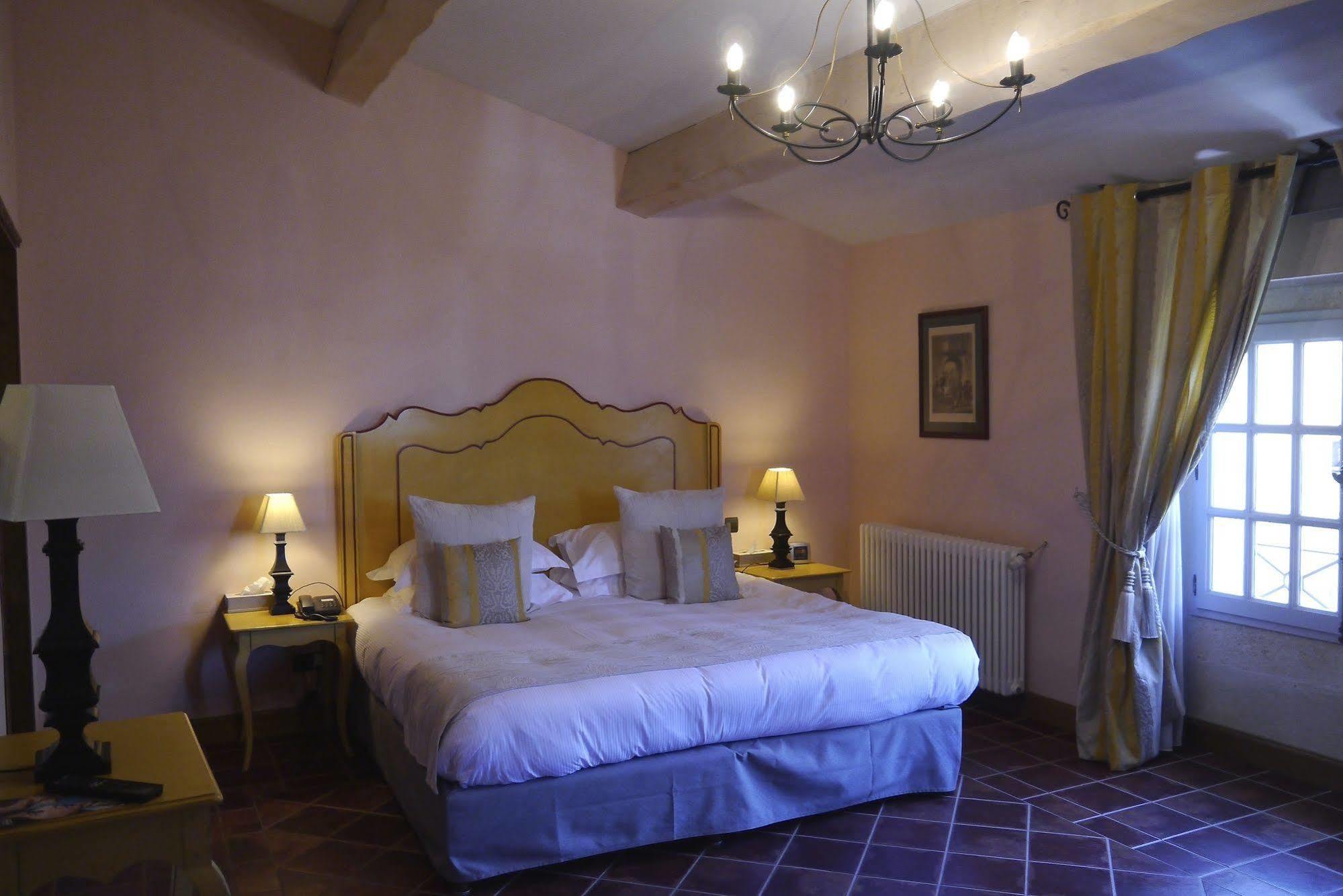 La Villa Mazarin Aigues-Mortes Luaran gambar A room at the hotel