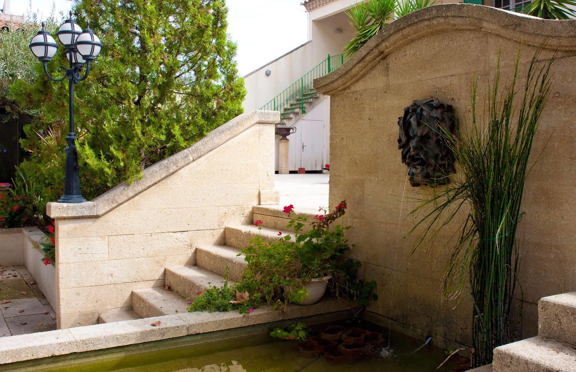 La Villa Mazarin Aigues-Mortes Luaran gambar The Lion's Head