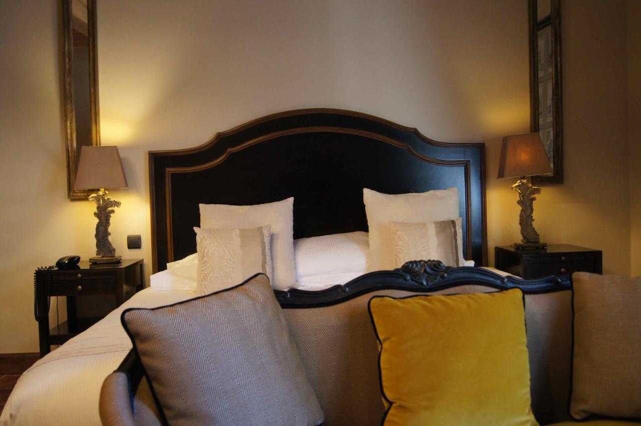 La Villa Mazarin Aigues-Mortes Luaran gambar A bedroom at the hotel