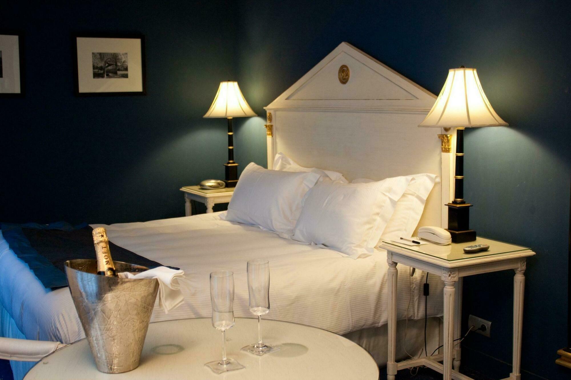 La Villa Mazarin Aigues-Mortes Luaran gambar A room at the Inn