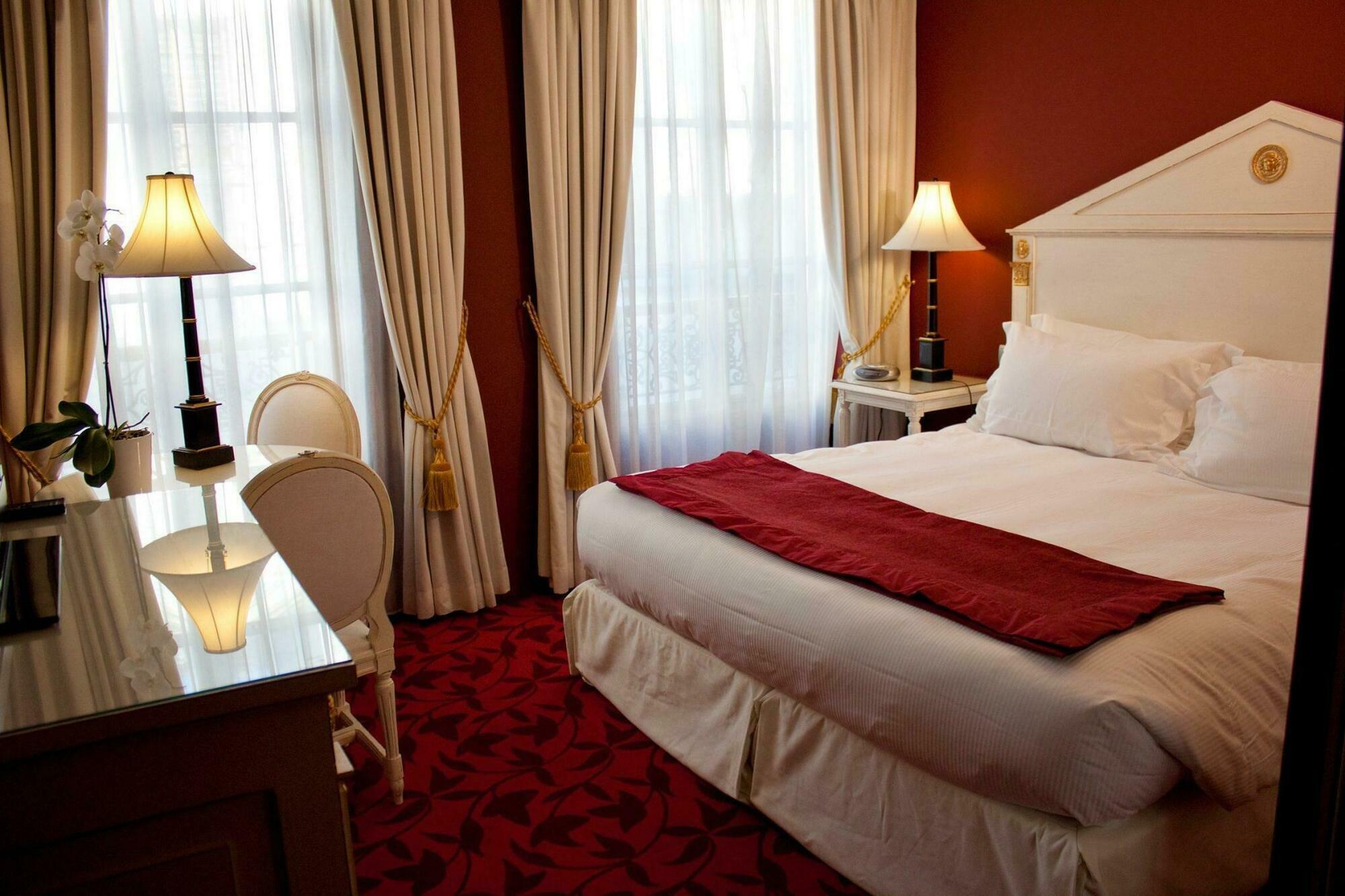 La Villa Mazarin Aigues-Mortes Luaran gambar A guest room at the Hotel de Ville
