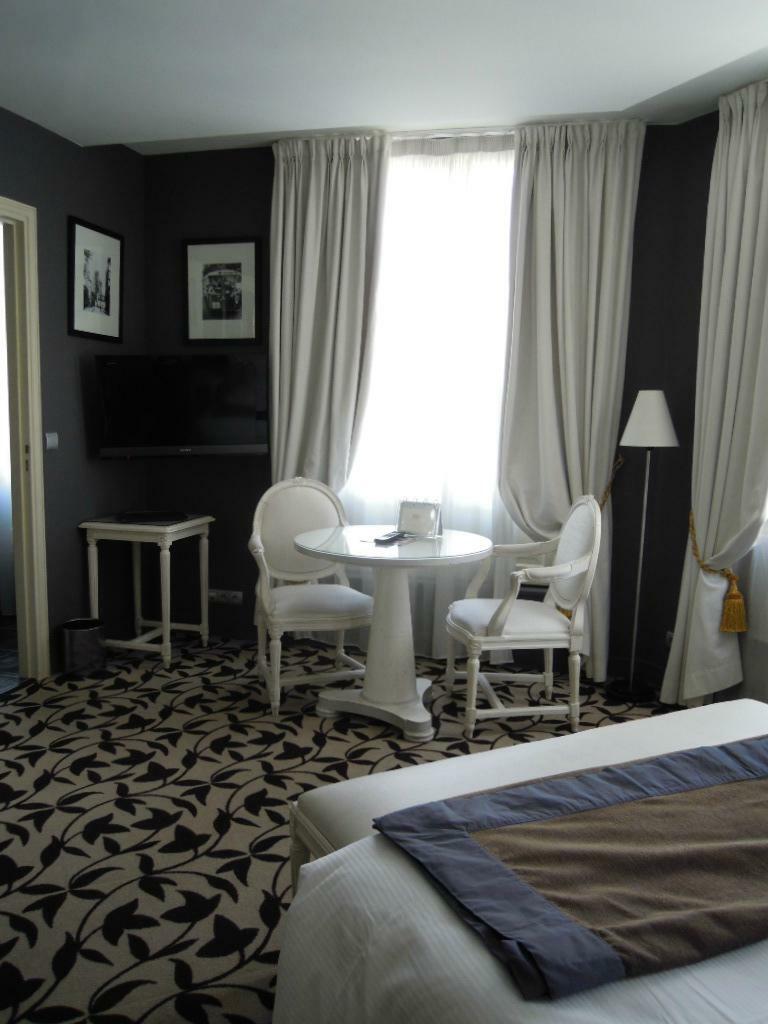 La Villa Mazarin Aigues-Mortes Luaran gambar A room at the hotel