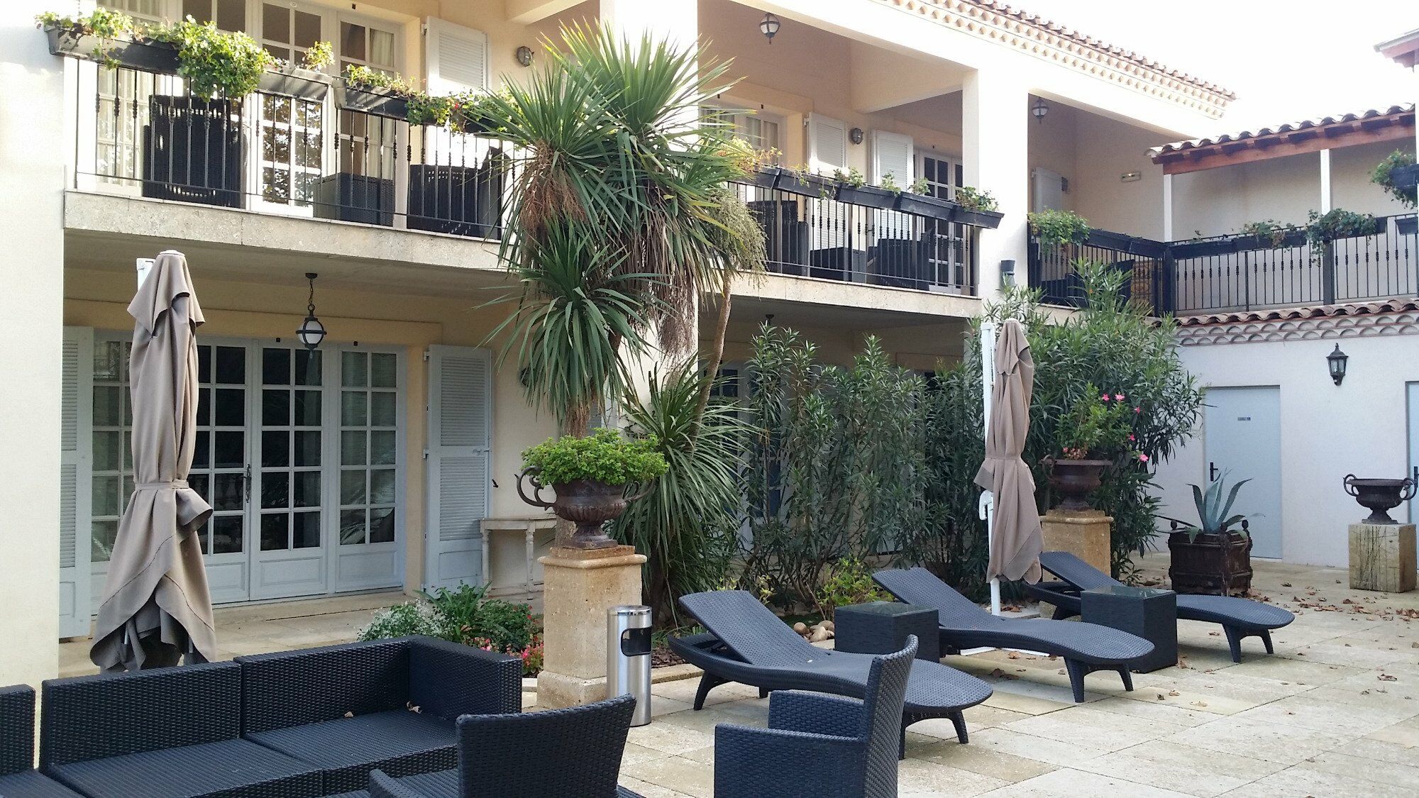 La Villa Mazarin Aigues-Mortes Luaran gambar The hotel's courtyard